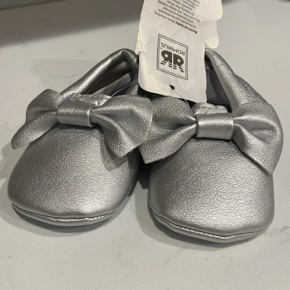 Romirus baby shoes Baby Moccasins bows and fringe NWT silver 0-6 months size 1